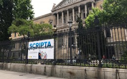 Exposici&oacute;n Scripta, lona exterior.