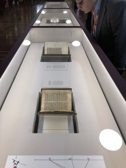 Scripta, vitrina.