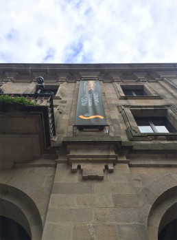 Museo de las Peregrinaciones y de Santiago. Banderola fachada.